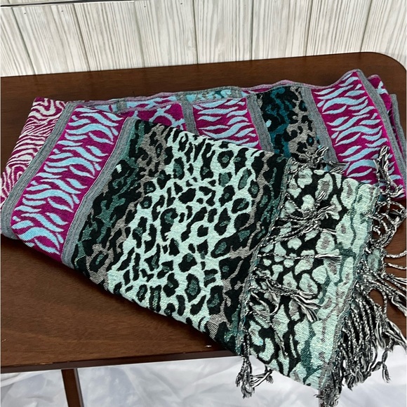 Scarf Leopard Style Fringe Ends - Picture 4 of 4